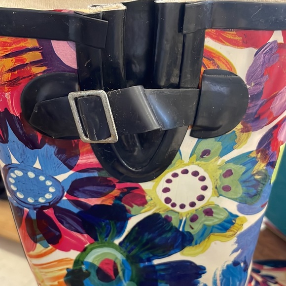 Floral design rain boots size 7 - Picture 2 of 3